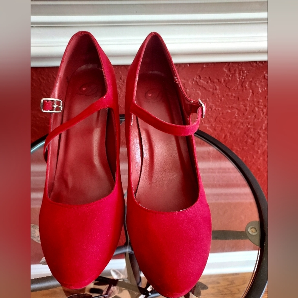 DELICIOUS CANDY APPLE RED FELT HEELS SIZE 9M